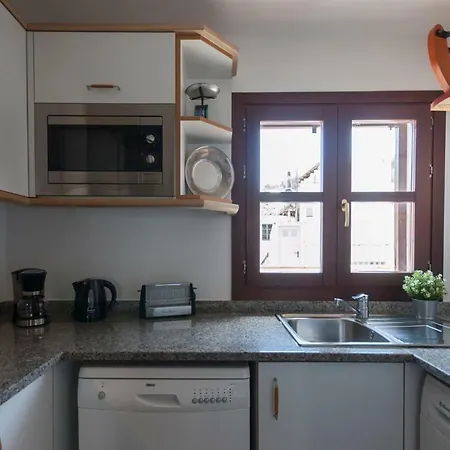Lets Holidays La Guardia Apartment *